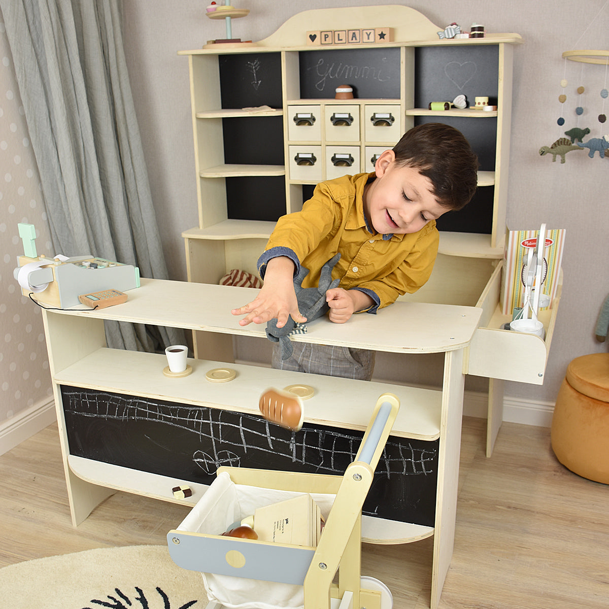 Kaufladen Bumblebee mit spielendem Kind