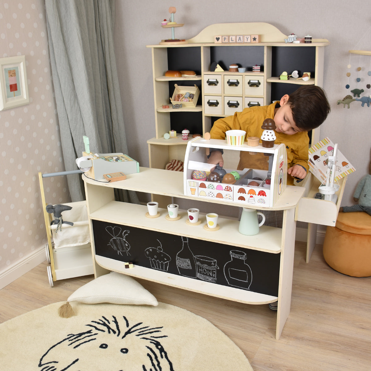 Kaufladen Bumblebee mit spielendem Kind