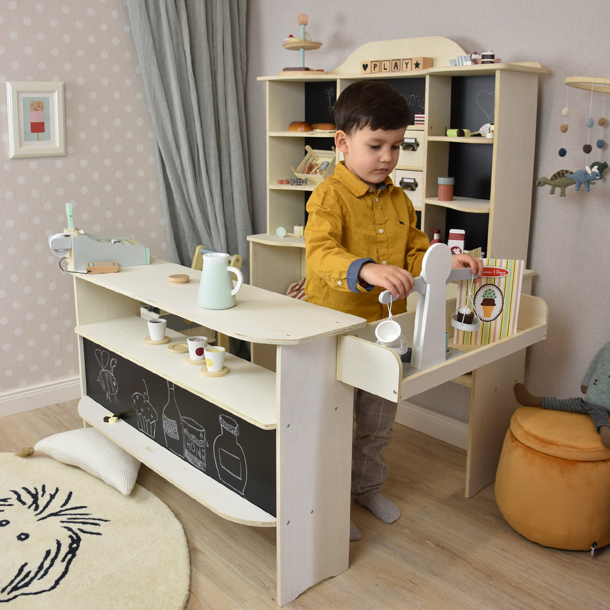 Kaufladen Bumblebee mit spielendem Kind