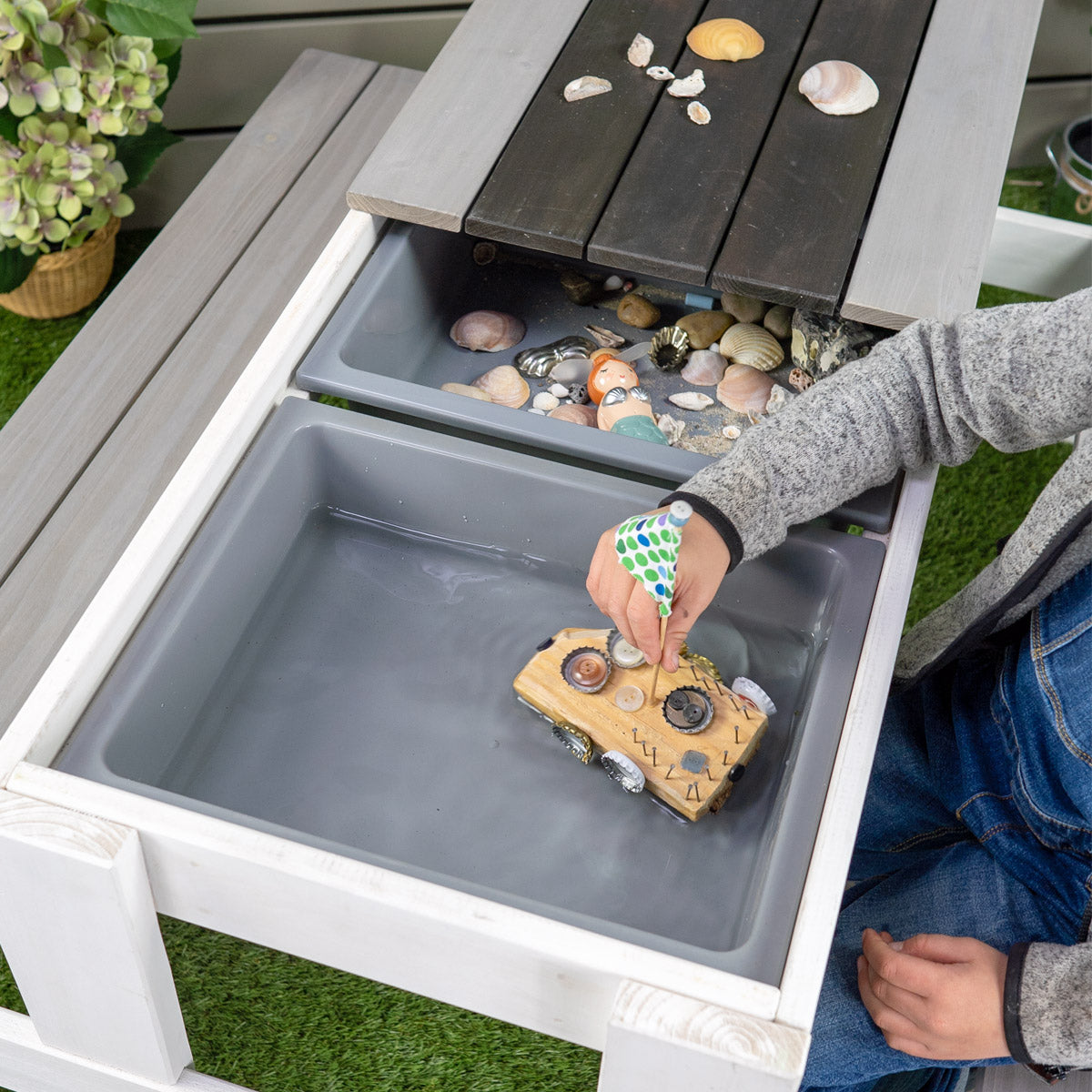 Sitzgarnitur mit spielendem Kind